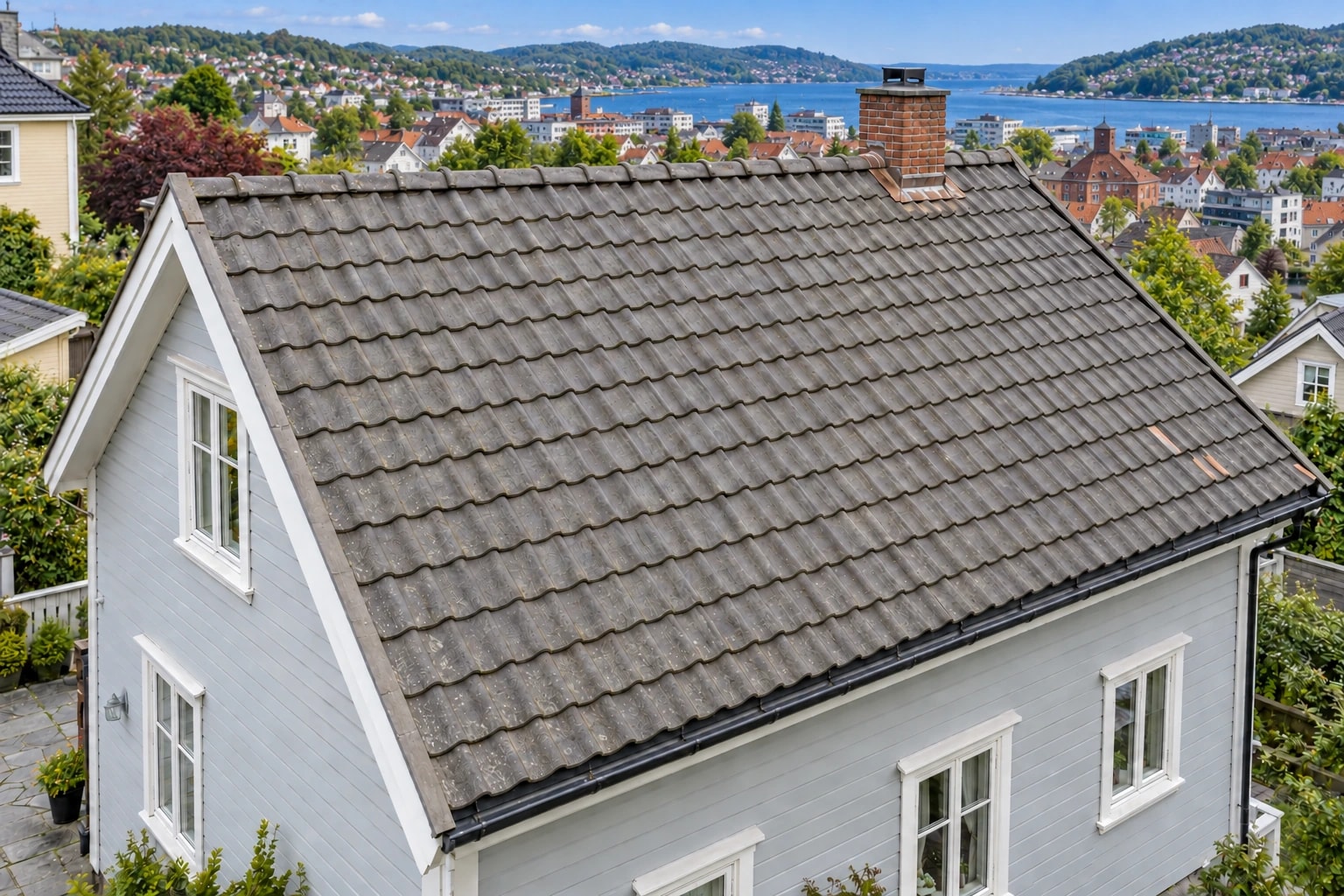 Rengjorte grå betongtakstein med eldre overflate bevart.