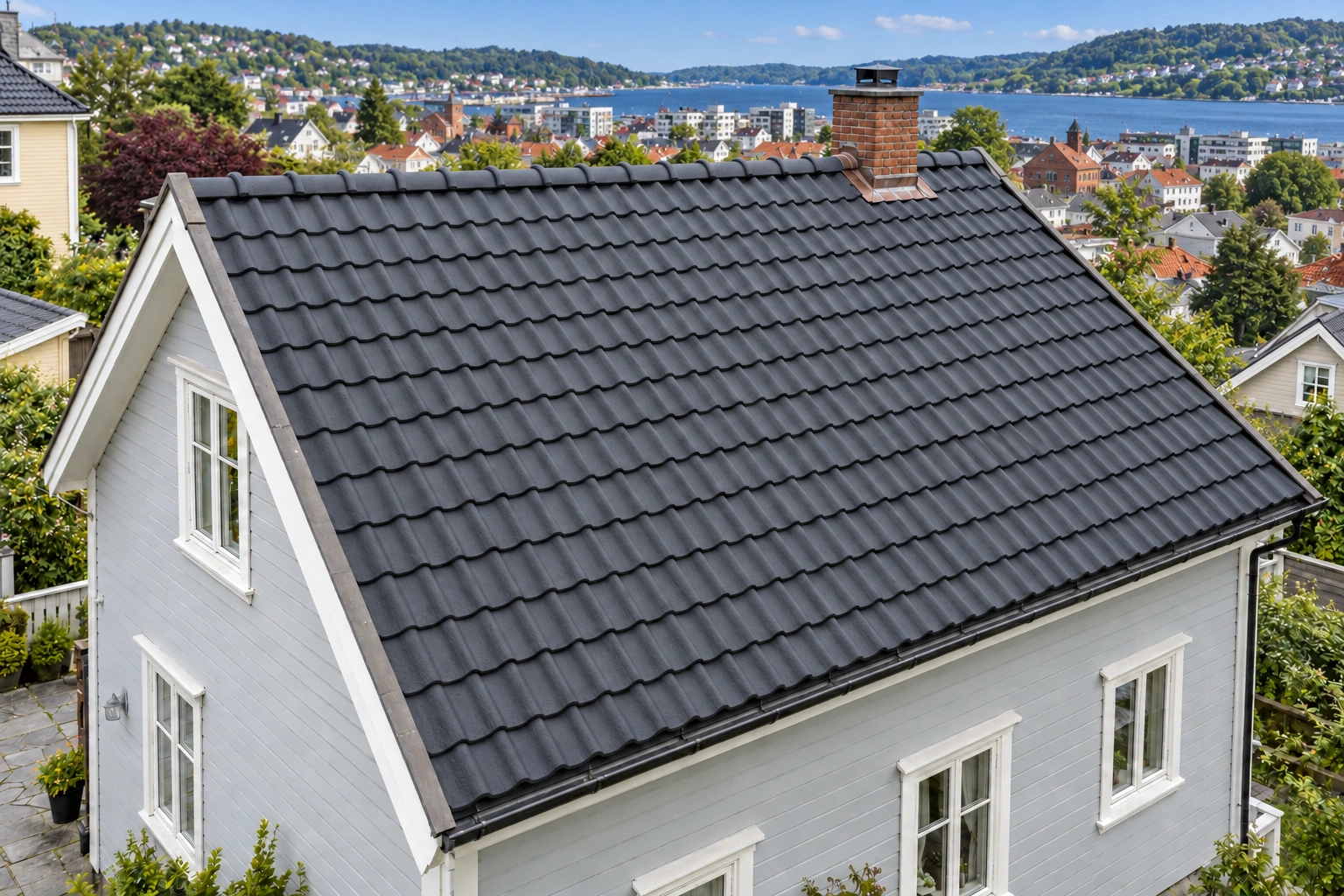 Eksisterende betongstein med en ny mørk overflatebehandling.